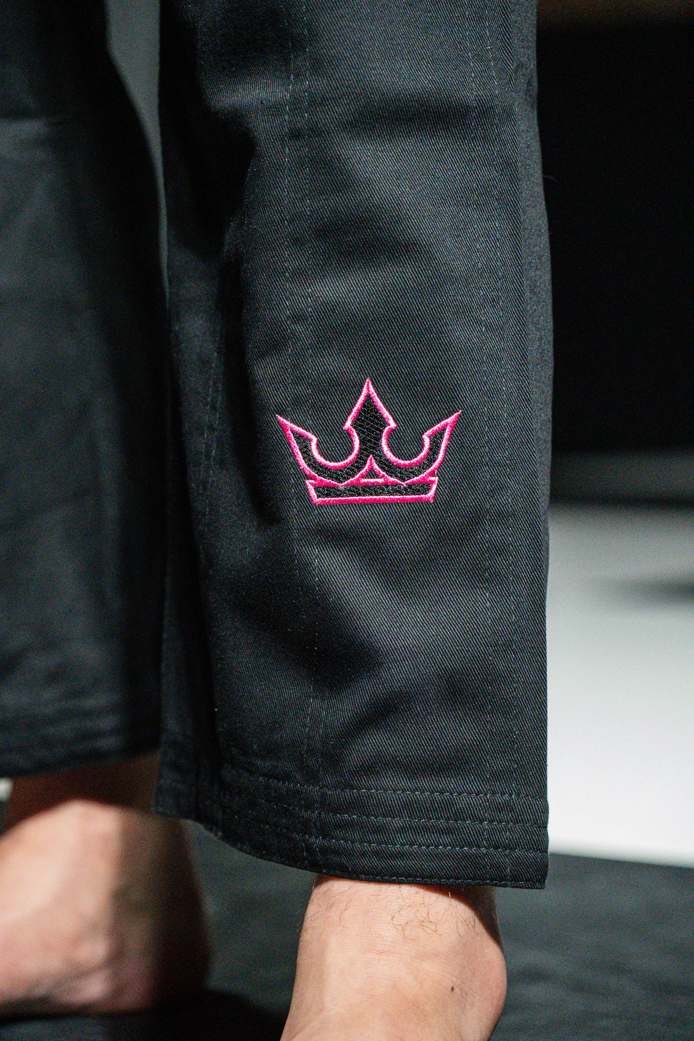 CROWN - The Apex Gi – pink on Black