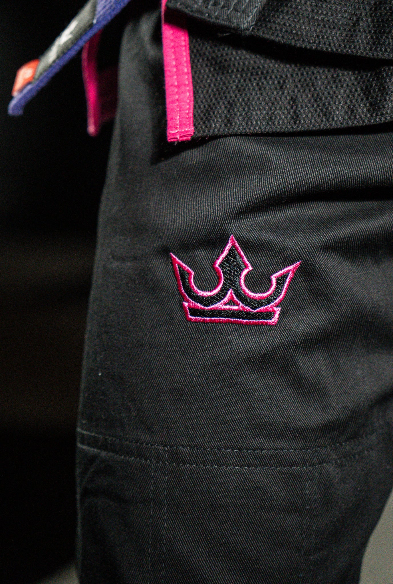 CROWN - The Apex Gi – pink on Black